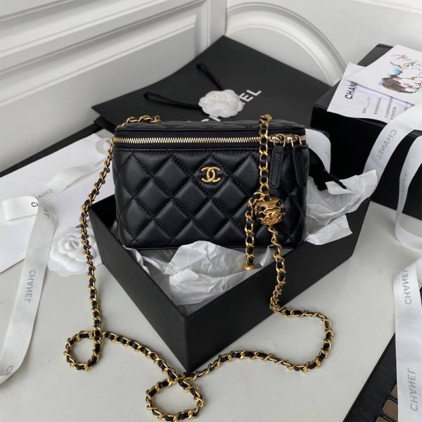 Ch*el vanity with chain