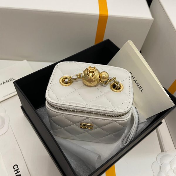 Ch*el small vanity with chain