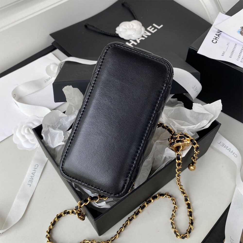 Ch*el vanity with chain