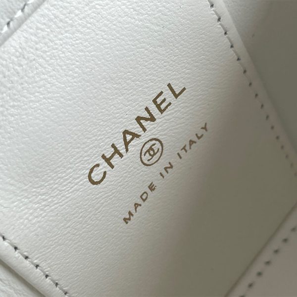 Ch*el small vanity with chain
