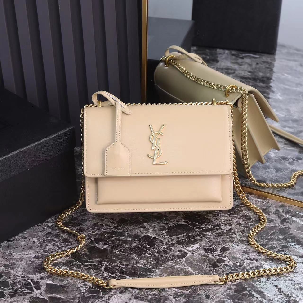 SUNSET MEDIUM CHAIN BAG IN SMOOTH LEATHER